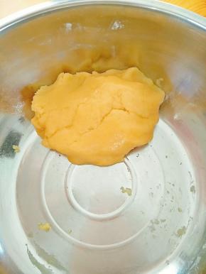 揉成面团后装入保鲜袋密封，醒30分钟左右。