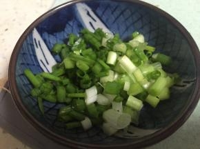 把葱段放入碗中备用
