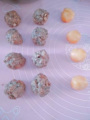 醒好的面团分成20g的面剂子，馅30g成团。