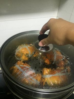 大闸蟹捆好，洗干净，蒸锅里加入水，蒸15分钟