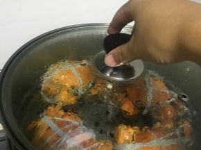 大闸蟹捆好，洗干净，蒸锅里加入水，蒸15分钟