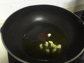 锅里倒入橄榄油，加热，倒入蒜和姜爆香