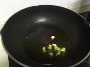 锅里倒入橄榄油，加热，倒入蒜和姜爆香