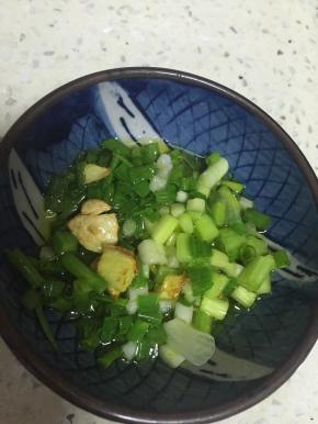 将滚烫的热油浇在香葱上