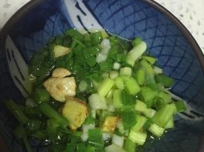 将滚烫的热油浇在香葱上
