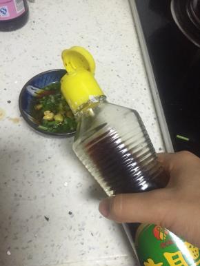 依次加入适量醋、鲜酱油、料酒、盐，搅拌均匀