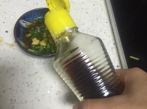 依次加入适量醋、鲜酱油、料酒、盐，搅拌均匀