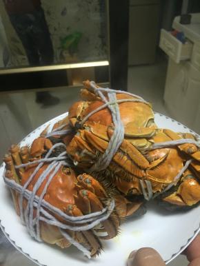 大闸蟹出锅，置于盘中