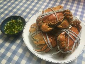 可将葱油酱料淋于大闸蟹上，也可沾着吃，味道十分鲜美