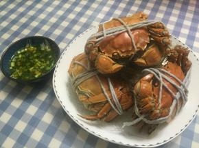 可将葱油酱料淋于大闸蟹上，也可沾着吃，味道十分鲜美
