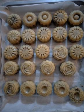 用模具定型，烤箱提前预热，先烤5分钟（180度），定型后取出来刷一层蛋液（只刷表面不刷侧面），再放入烤箱（130度），烤15分钟左右。