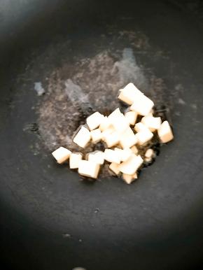 锅内放入黄油融化。