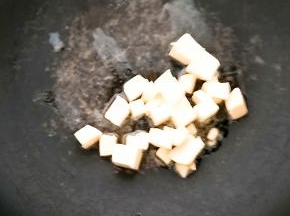 锅内放入黄油融化。