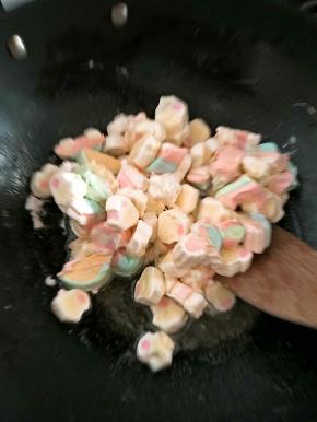 倒入棉花糖一起加热融化。