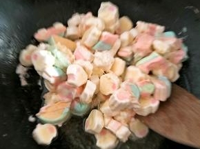 倒入棉花糖一起加热融化。