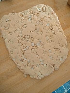 离火加入花生碎搅拌均匀，拿出整形。