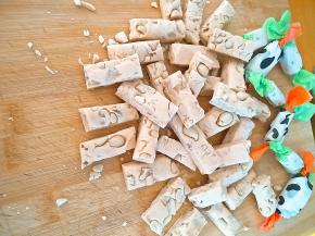 温凉后切块，不能太凉切，不然切不动。