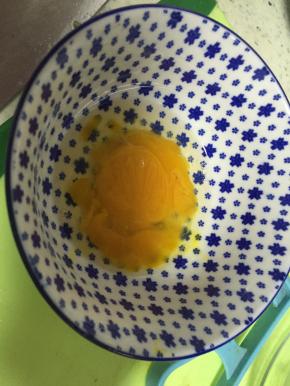 取一个鸡蛋，打碎，拌匀