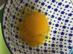 取一个鸡蛋，打碎，拌匀
