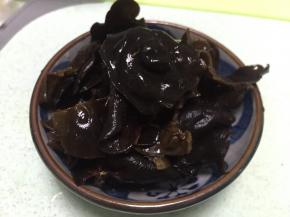 取少许黑木耳，冷水泡开，撕碎