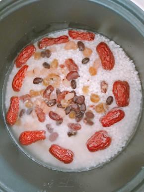 糯米提前一天泡制，泡好的糯米放入电饭锅，在糯米表面放入蜜豆和去核红枣，加入少量的水，没过糯米即可。