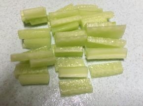 将黄瓜洗干净，去皮，切成丁