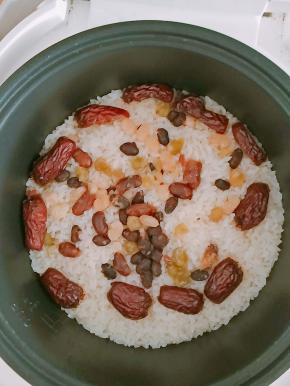 按煮饭键煮至5分熟成如下这种状态，断电。