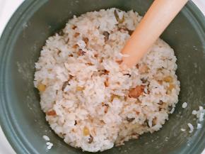 用擀面杖顺时针搅拌糯米，直到搅不动即可。