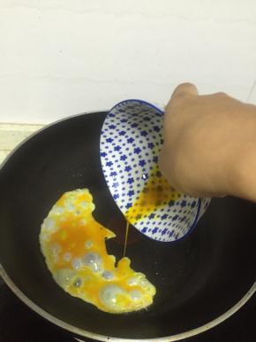 锅里加入少量食用油，烧热，倒入蛋液，翻炒成固体状，出锅备用