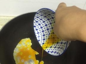 锅里加入少量食用油，烧热，倒入蛋液，翻炒成固体状，出锅备用
