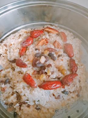 蒸锅内加尽量多的水，将较好的糯米团平铺在蒸笼上，一定要铺笼布，摆好枣和剩余的蜜豆，中火蒸30分钟。