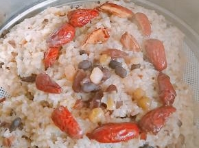 蒸锅内加尽量多的水，将较好的糯米团平铺在蒸笼上，一定要铺笼布，摆好枣和剩余的蜜豆，中火蒸30分钟。