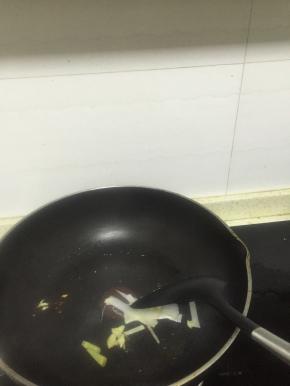 锅中再加入少量食用油，放入葱姜蒜爆香