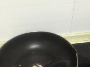 锅中再加入少量食用油，放入葱姜蒜爆香
