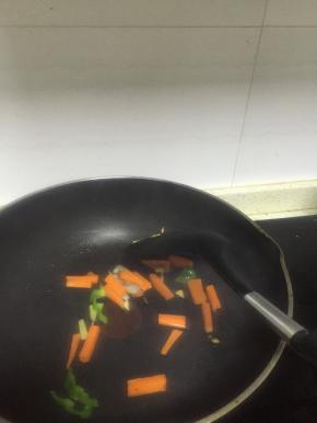 倒入胡萝卜翻炒2分钟