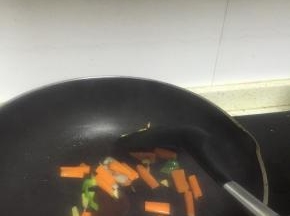 倒入胡萝卜翻炒2分钟