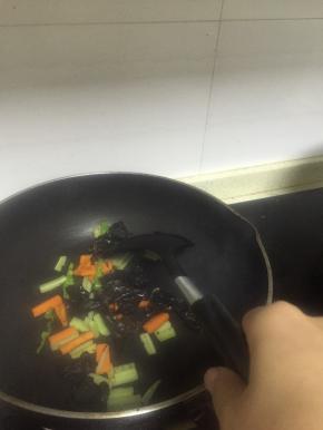 加入黄瓜、黑木耳翻炒2分钟