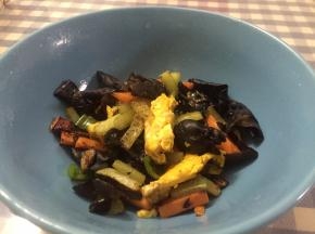 倒入炒好的鸡蛋，加入少量的鲜酱油、盐，即可出锅