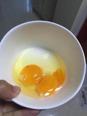 把鸡蛋打开，加入料酒和盐拌匀