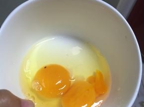 把鸡蛋打开，加入料酒和盐拌匀