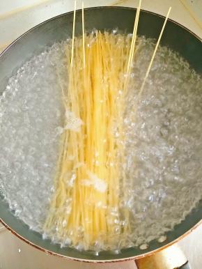 水沸后，放入意大利面，大约煮7分钟左右。
