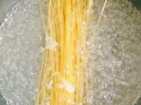 水沸后，放入意大利面，大约煮7分钟左右。