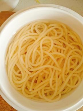 8分熟的意面捞出过凉水、备用。