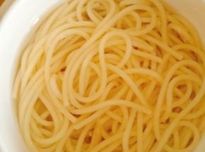8分熟的意面捞出过凉水、备用。