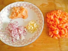 煮面期间可以切好配菜，鸡胸肉切丝，洋葱切丁，蒜切末，番茄去皮切丁。