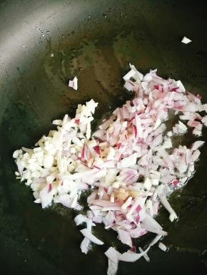 热锅冷油，放入蒜末洋葱爆香。