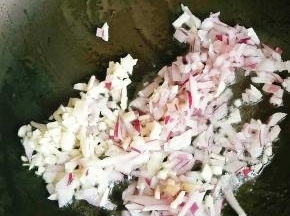 热锅冷油，放入蒜末洋葱爆香。