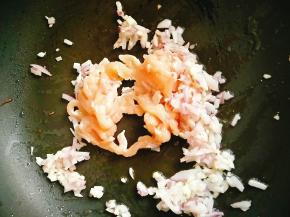 放入鸡肉丝一起翻炒。