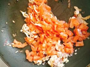 鸡肉变色之后，放入番茄，炒出红汤后，可加一勺番茄酱提味