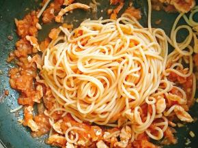 加入提前煮过的意面拌匀，撒入黑胡椒粉和盐调味，出锅前放少许鸡精即可。